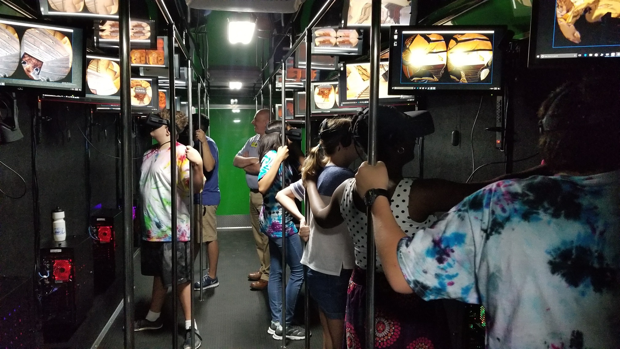 students in mobile virtual reality lab learning VR 3D
